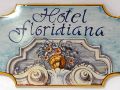 Ein Schild mit der Aufschrift "Hotel Floridiana" - Übernachtung während einer individuellen Wanderung in Italien
