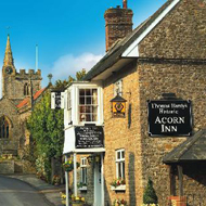 Ein steinernes Haus mit weißem Erker und Sprossenfenstern - Übernachtung während einer individuellen Wanderung in England