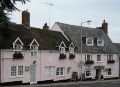 Ein rosafarbenes Haus mit dunklem Dach und weißen Sprossenfenstern - Übernachtung während einer individuellen Wanderung in England