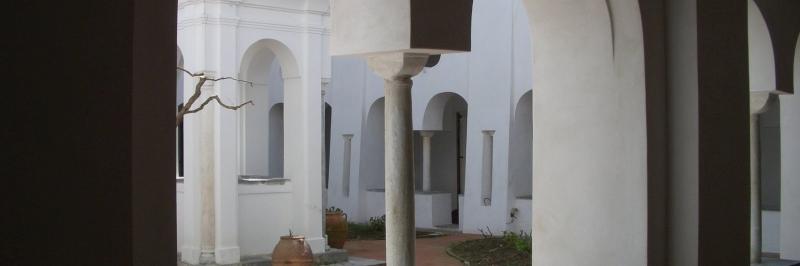 Blick auf verschieden weiße Torbögen in einem Gebäude - gesehen auf einer individuellen Wanderung in Italien